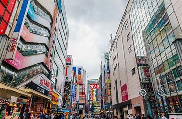 Top Travel Destinations in Asia - picture of a street in Tokyo.
