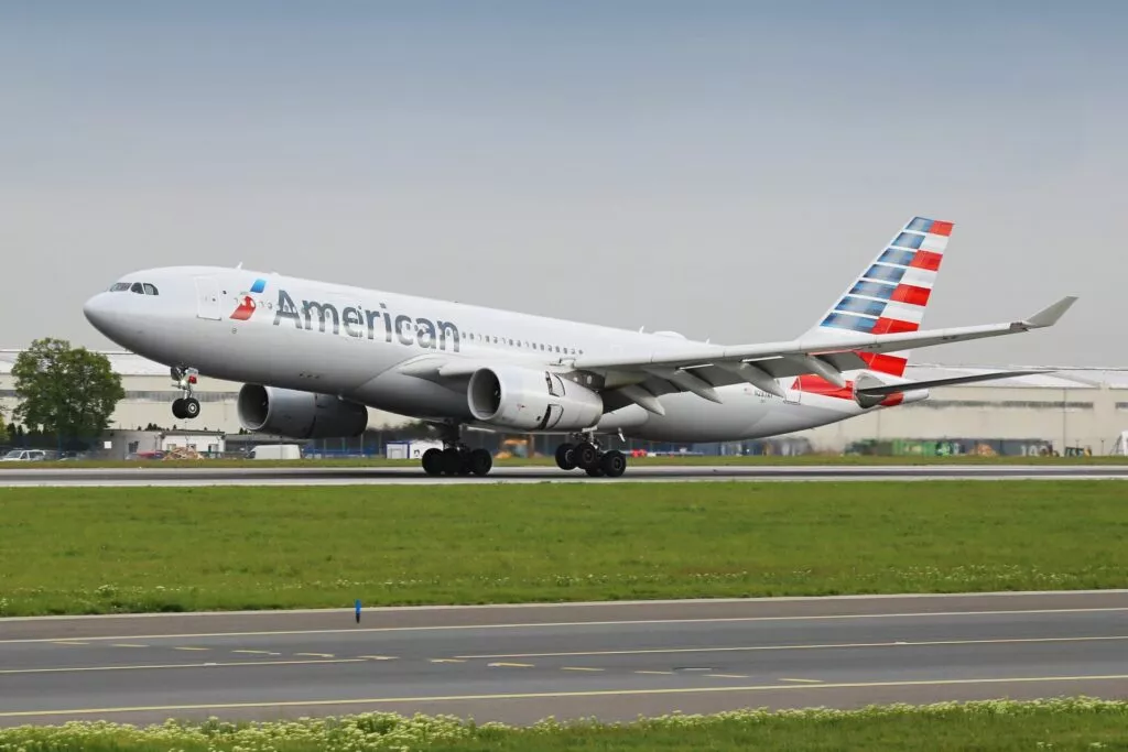 discount airline tickets,cheap airfares Discount Airline Tickets - Large Picture of American Airlines Jetliner.